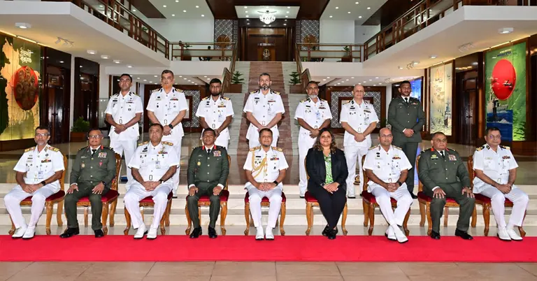 বাংলাদেশ নৌবাহিনীর সদস্যদের সঙ্গে মালদ্বীপ ন্যাশনাল ডিফেন্স ফোর্সের সদস্যরা